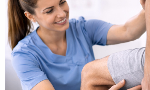 Fotorealistisk rehabiliteringssituation med fysioterapeut i klinikmiljö